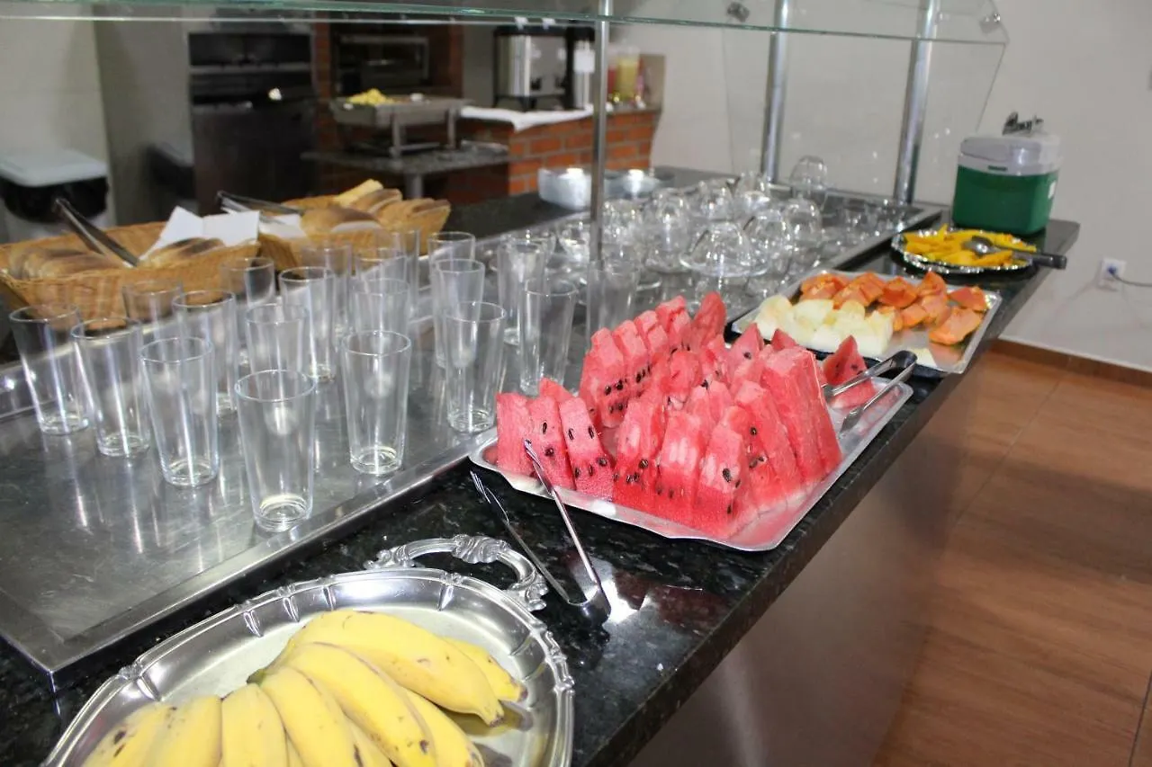 Mesa do café da manhã com frutas